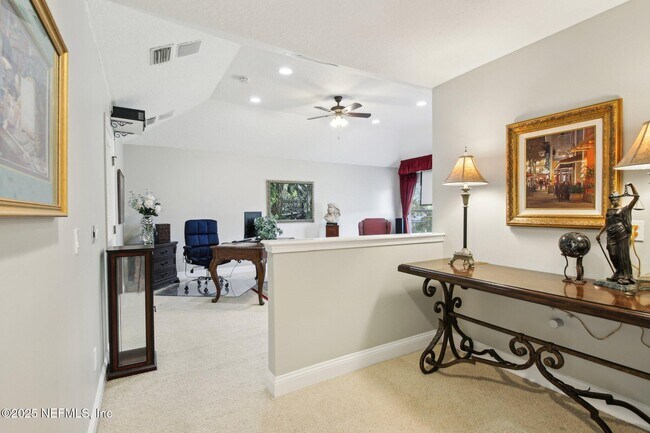 Building Photo - 717 E Dorchester Dr