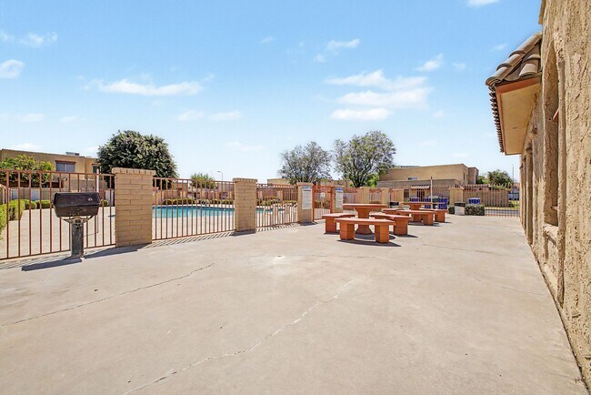 Building Photo - ***INCREDIBLE TOWNHOME with ALL appliances & water, sewer, trash INCLUDED!