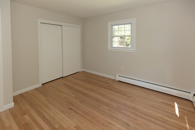 Building Photo - 10 Meadow Ln