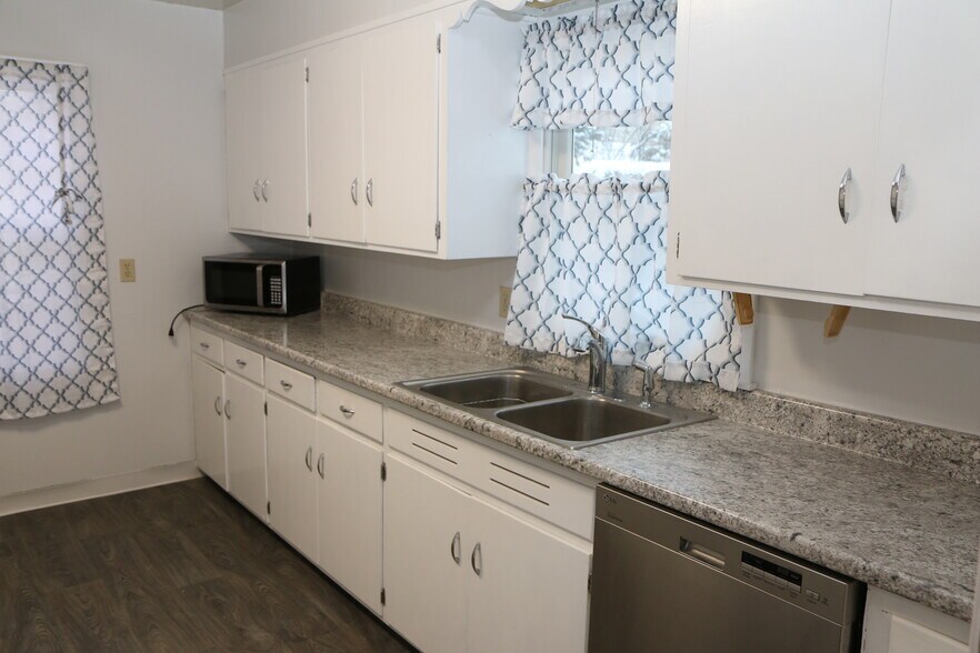 Building Photo - 1905 S Western Ave