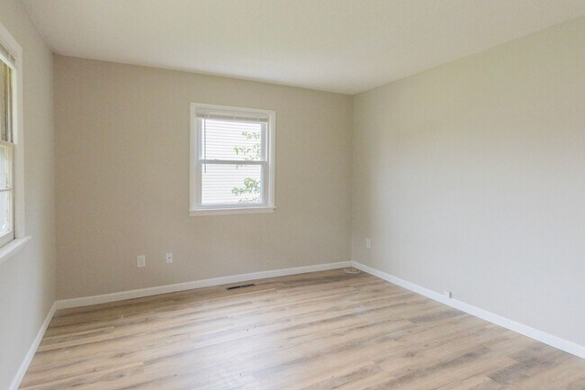 Building Photo - 3711 Weymeyer Dr