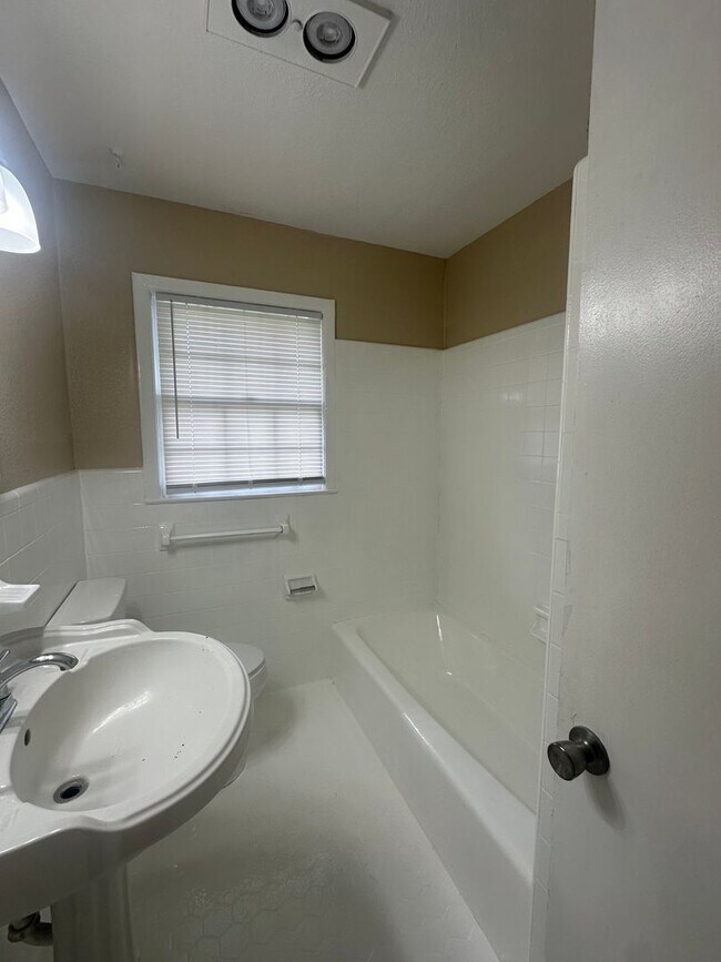 Building Photo - 4 Bed/2 Bath House