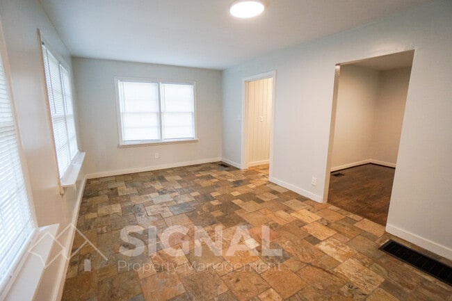 Building Photo - 1209 Lynn Acres Dr