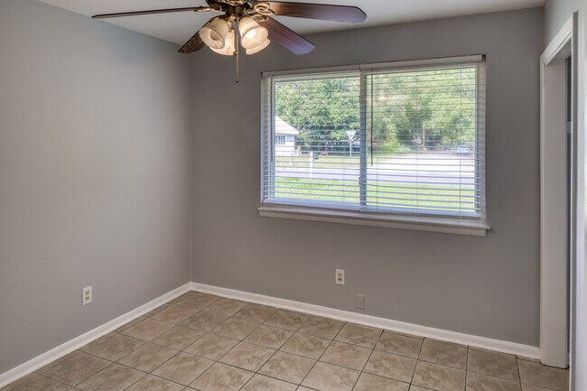 Building Photo - 28 Silverstone Cir