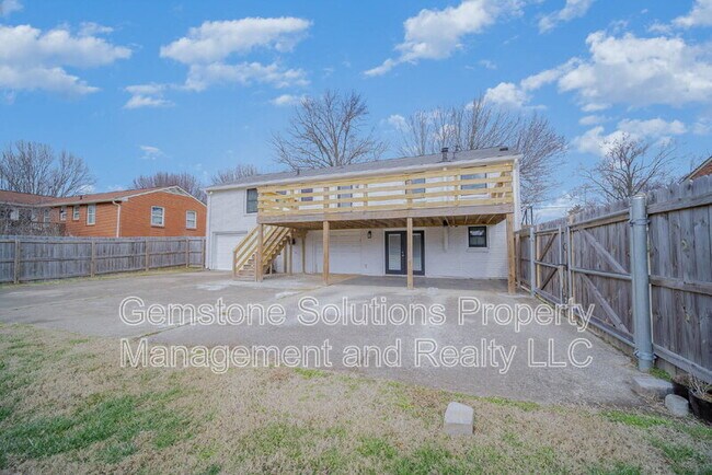 Building Photo - 413 Lynn Dr