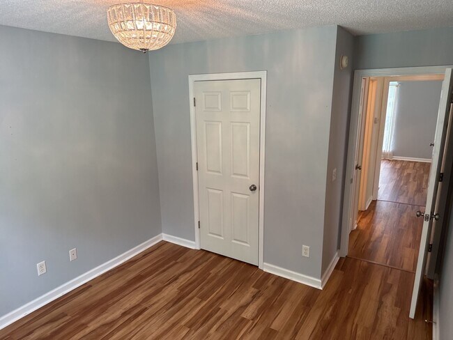 Building Photo - 156 Shady Oak Cir