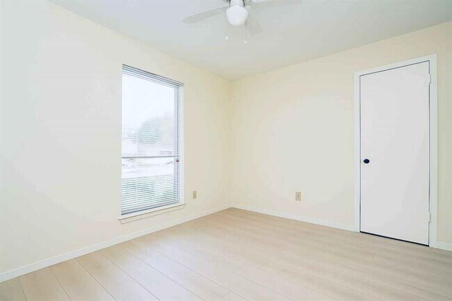 Building Photo - 10223 Gulfstream Ln