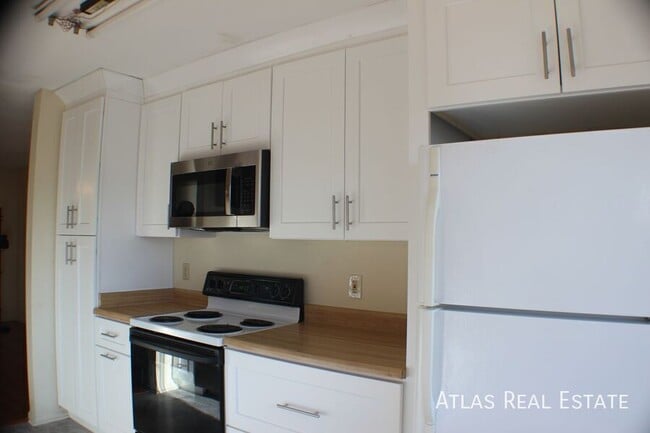 Building Photo - 9415 Brentwood St