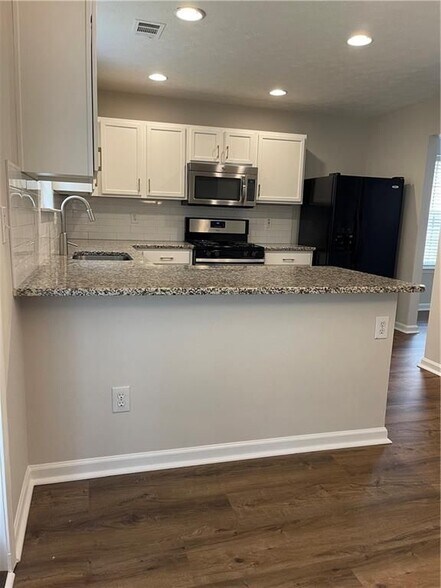 Building Photo - 160 Village Trce