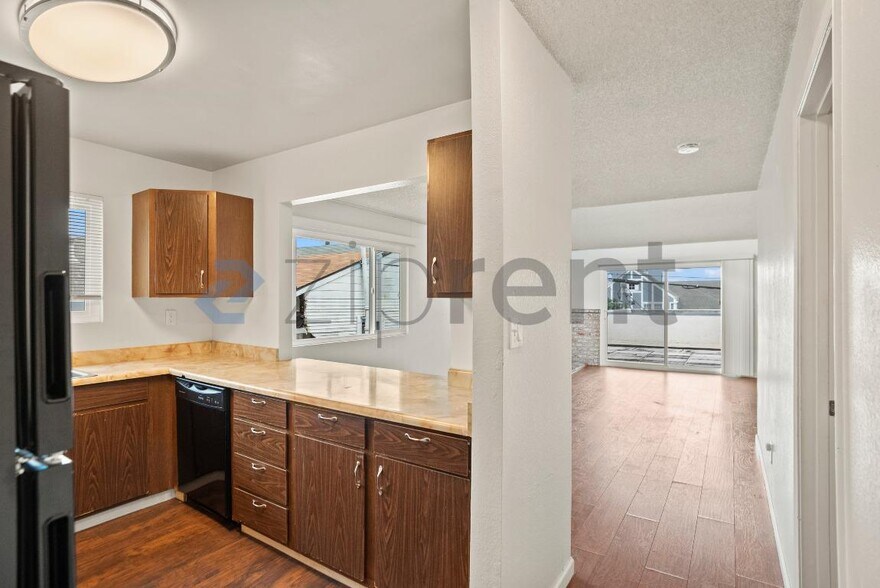 Building Photo - Unit 4