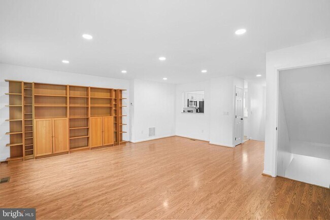 Building Photo - 423 McDaniel Dr