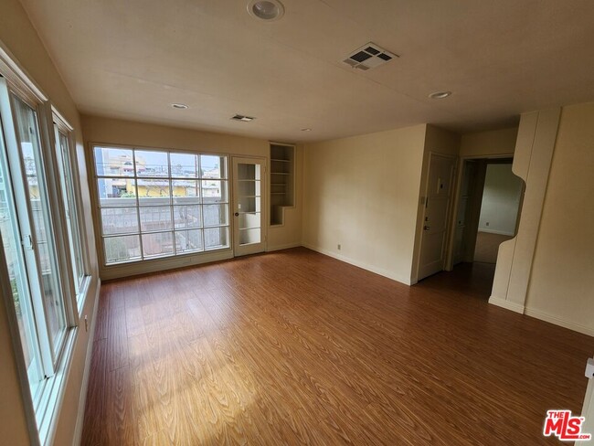 Building Photo - 5264 Cahuenga Blvd