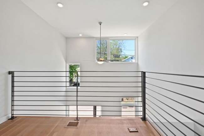 Building Photo - 2002 E 7th St