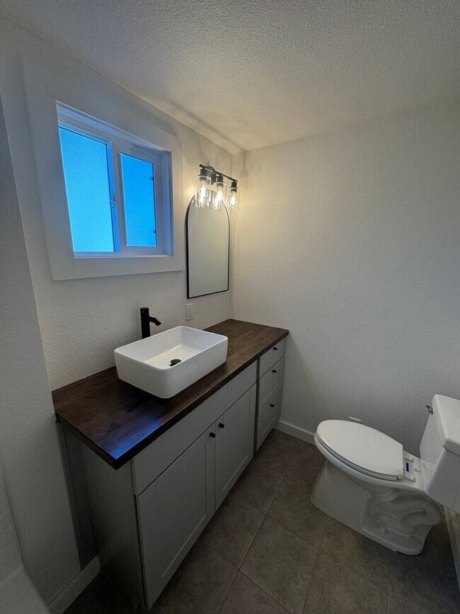 Building Photo - 1456 Magnolia Ave