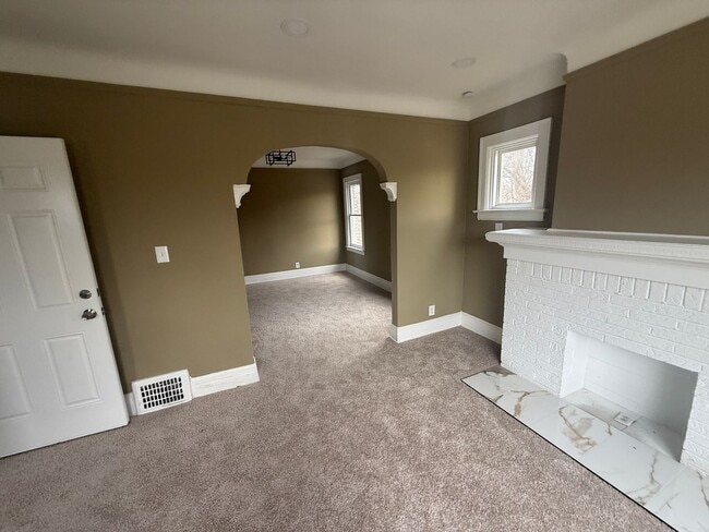 Building Photo - 15512 Mendota St