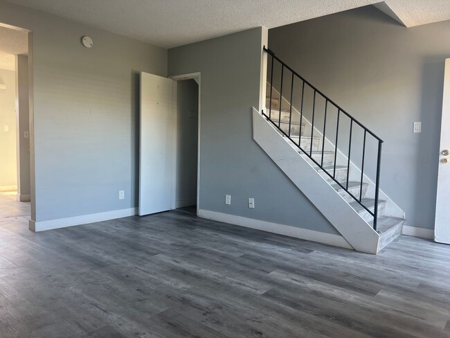 Building Photo - Beautiful 2 bedroom 1 1/2 bath town home l...