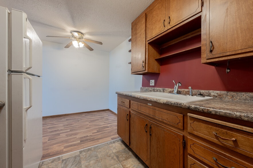 Building Photo - Hillcrest Apartments