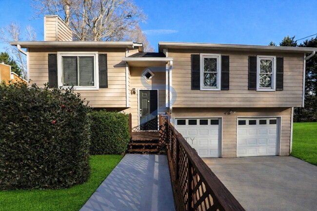 Building Photo - Move in before January 31st and choose your reward: a $250 Amazon Gift Card or a 55 Smart TV!