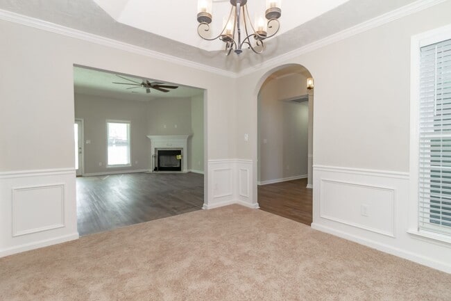 Building Photo - Ranch Near Gate 6