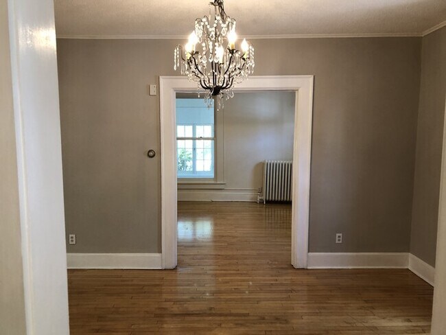 Building Photo - 3BR, 2BA HOME IN UPTOWN AVAILABLE 10/4!