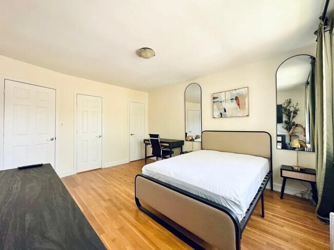 Building Photo - Furnished room/NOT APARTMENT