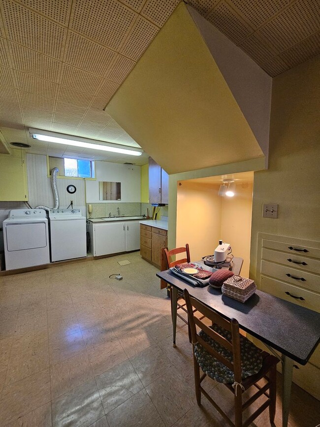 Building Photo - 4 BED | 2.5 BATH | DOUBLE GARAGE | WEST RAPID | FURNISHED