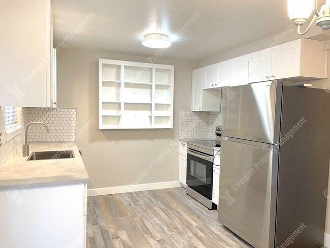 Building Photo - 2 BR in Redmond w/ huge yard