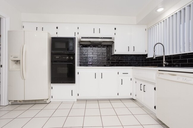 Building Photo - Beautifully Remodeled 3 Bedroom, 2 Bathroo...