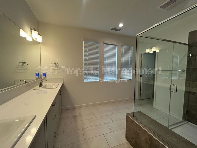 Building Photo - 711 Robert Ave