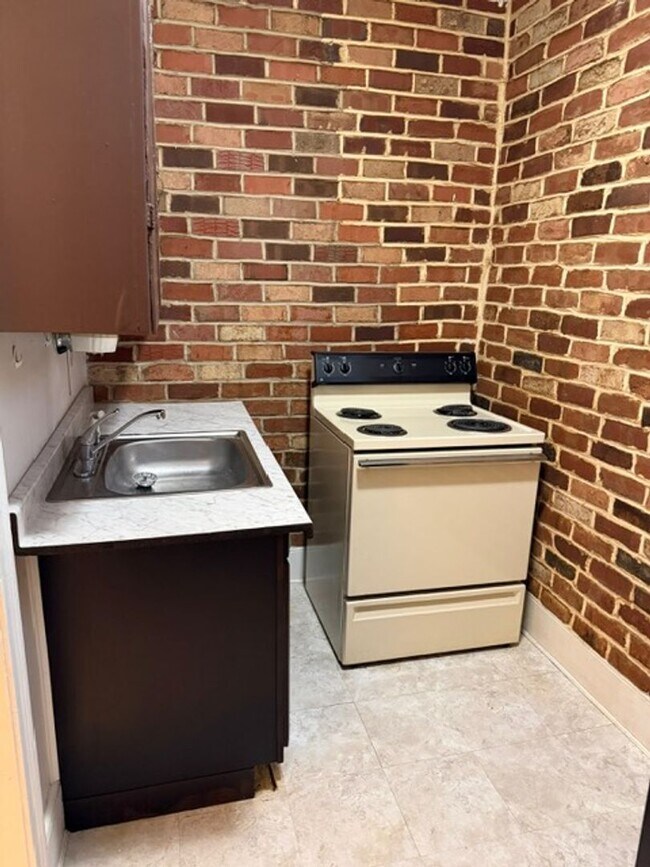 Building Photo - 745 E Market St