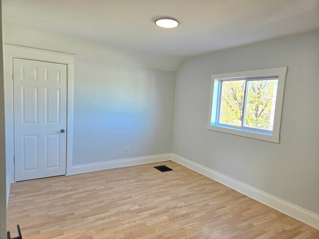 Building Photo - 324 Rosewood Ave