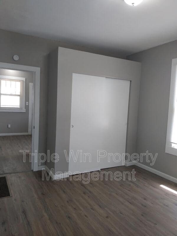 Building Photo - 830 Warne St