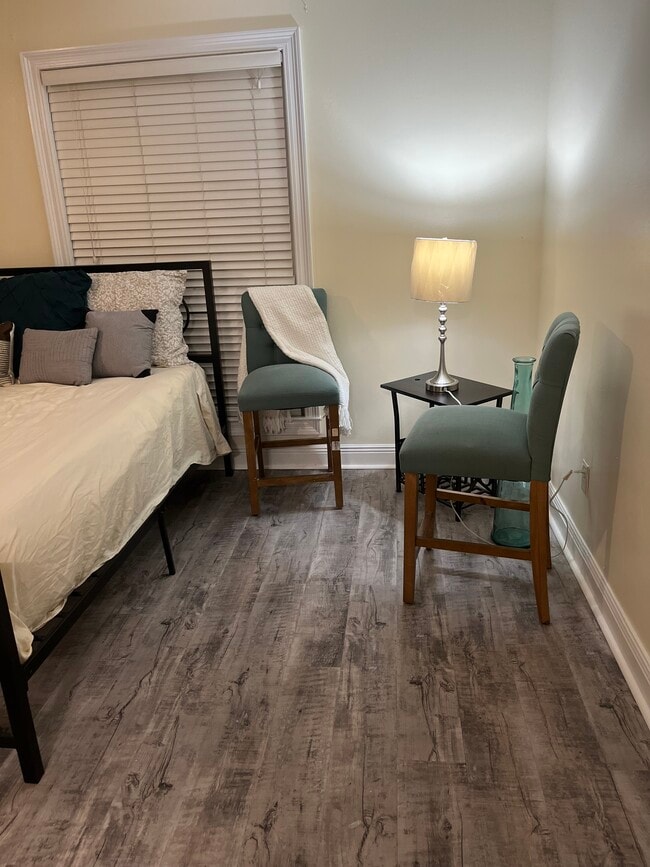 Building Photo - 3276 Maplewood Dr