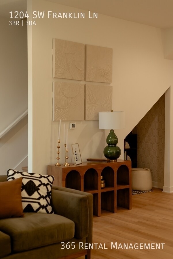 Building Photo - 1204 SW Franklin Dr