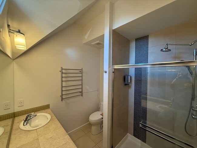 Building Photo - 3bd/3.5ba Townhouse on Capitol Hill