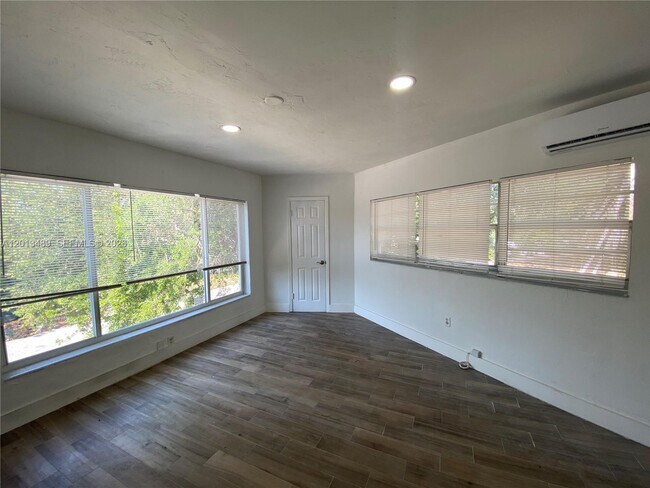 Building Photo - 1025 NE 78th St