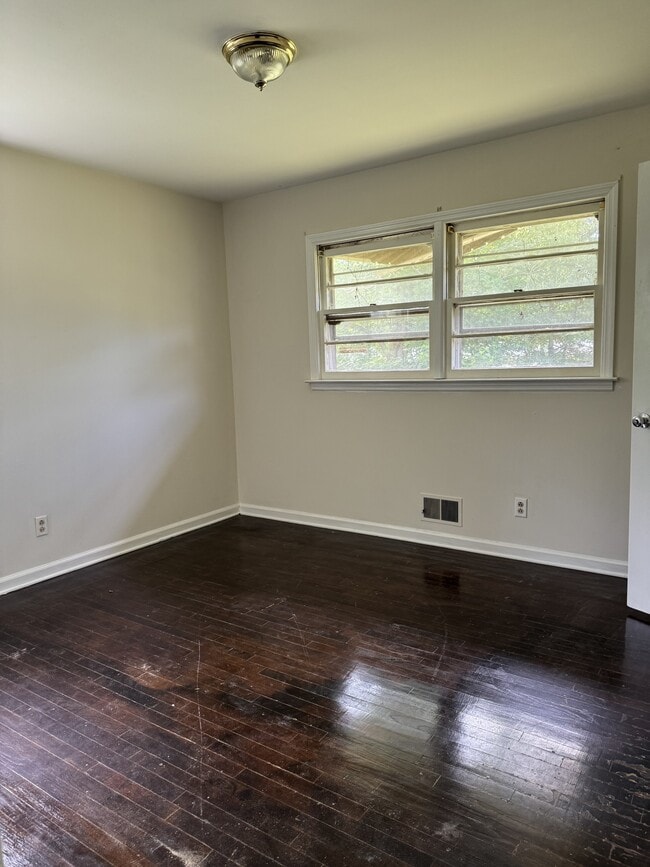 Building Photo - 302 Sunset Dr