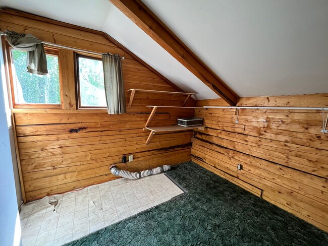 Building Photo - Cute 2 story, pet friendly cabin