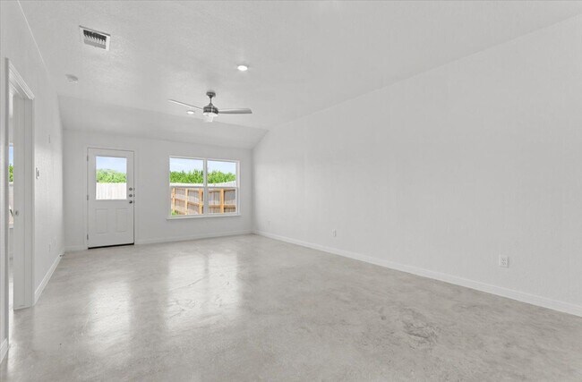 Building Photo - 911 Sevenleaf Ln