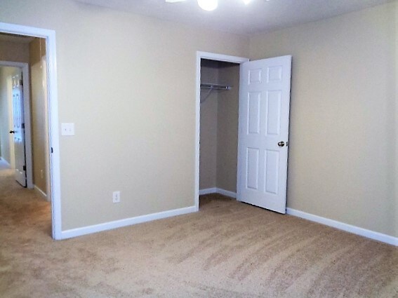 Building Photo - 805 Birchmill Pt N