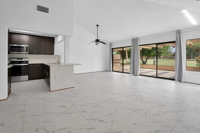 Building Photo - 77623 Woodhaven Dr S
