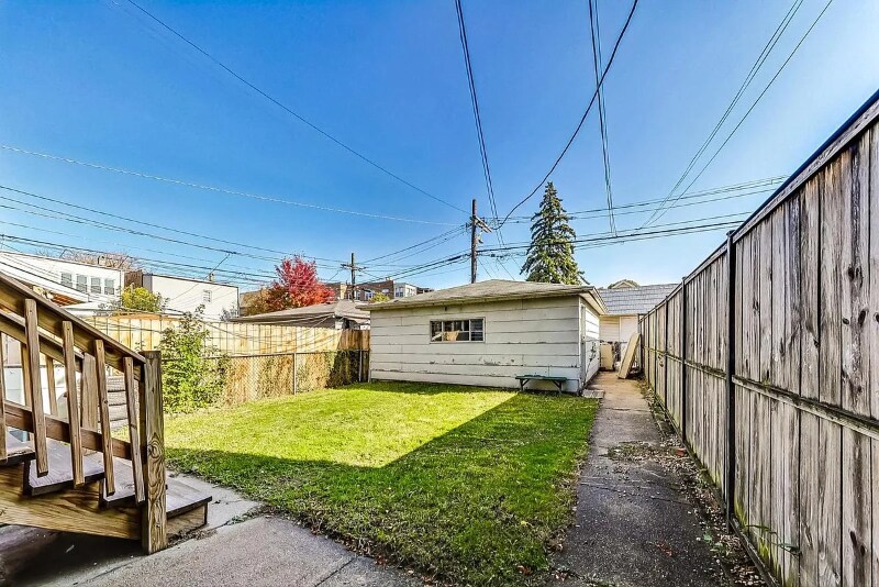 Building Photo - 2541 N Hamlin Ave