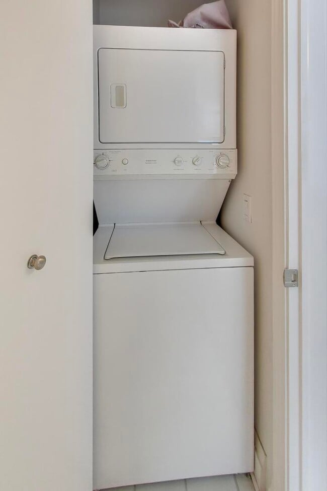 Building Photo - 33 W Ontario St