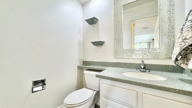 Building Photo - Available NOW - 4 BED, 2.5 BATH w/ 2 PARKING in Haiku Gardens (Kaneohe)
