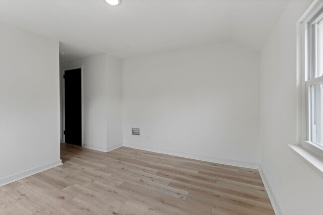 Building Photo - AVAILABLE NOW! RENOVATED 3-BEDROOM!