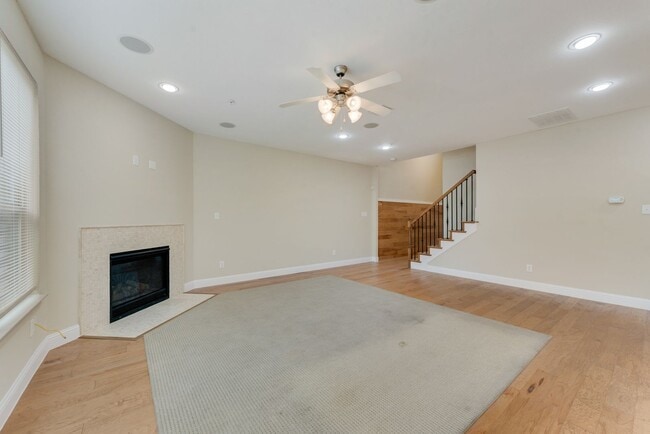 Building Photo - Luxury 3 Bedroom Townhome