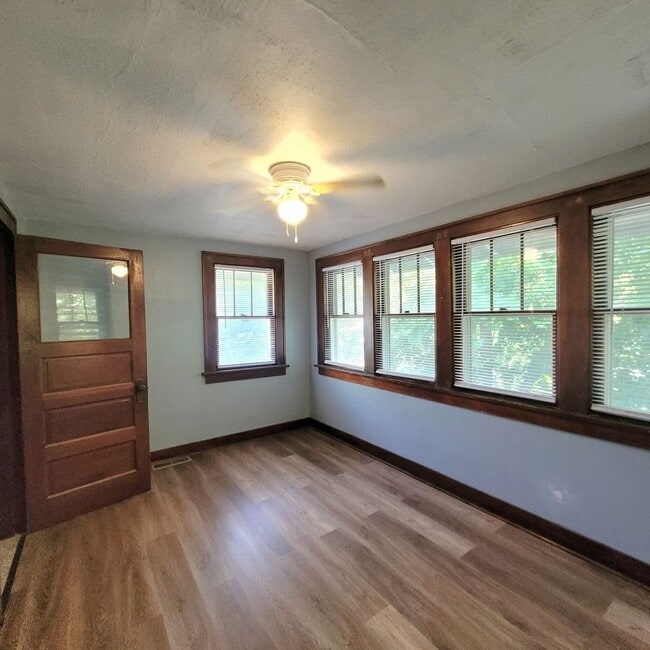 Building Photo - Large Updated House with Garage!