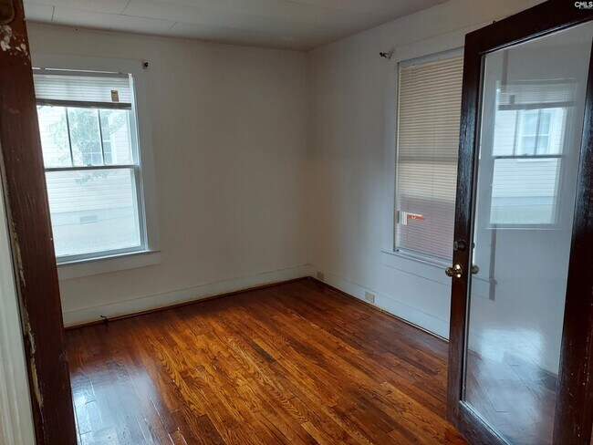 Building Photo - 813 Duke Ave