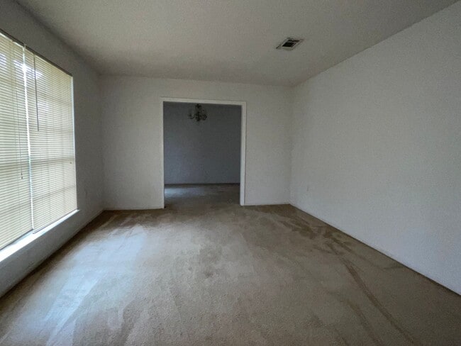 Building Photo - Spacious Home in Country Club Estates
