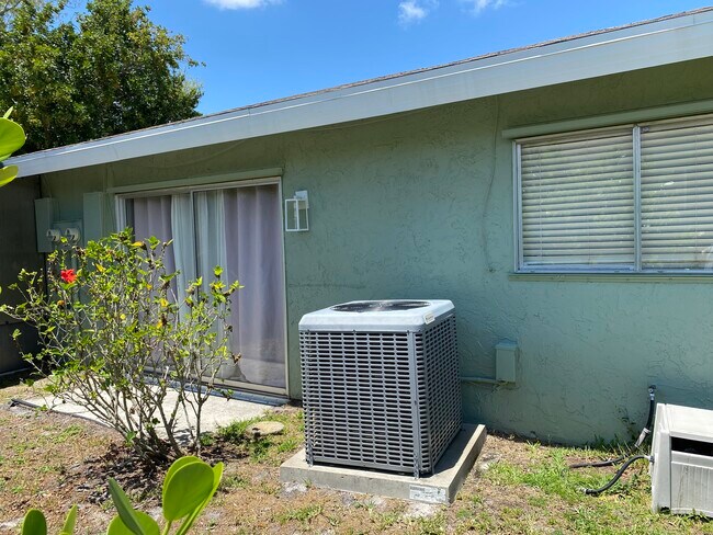 Building Photo - 1781 SE Linpark Ct